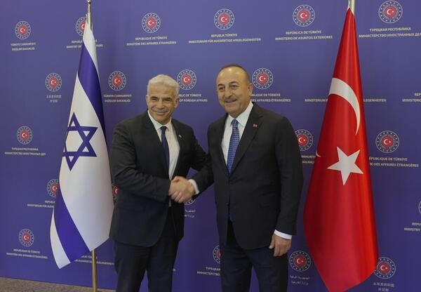 Premierminister Lapid und der türkische Außenminister Çavuşoğlu (Archiv)